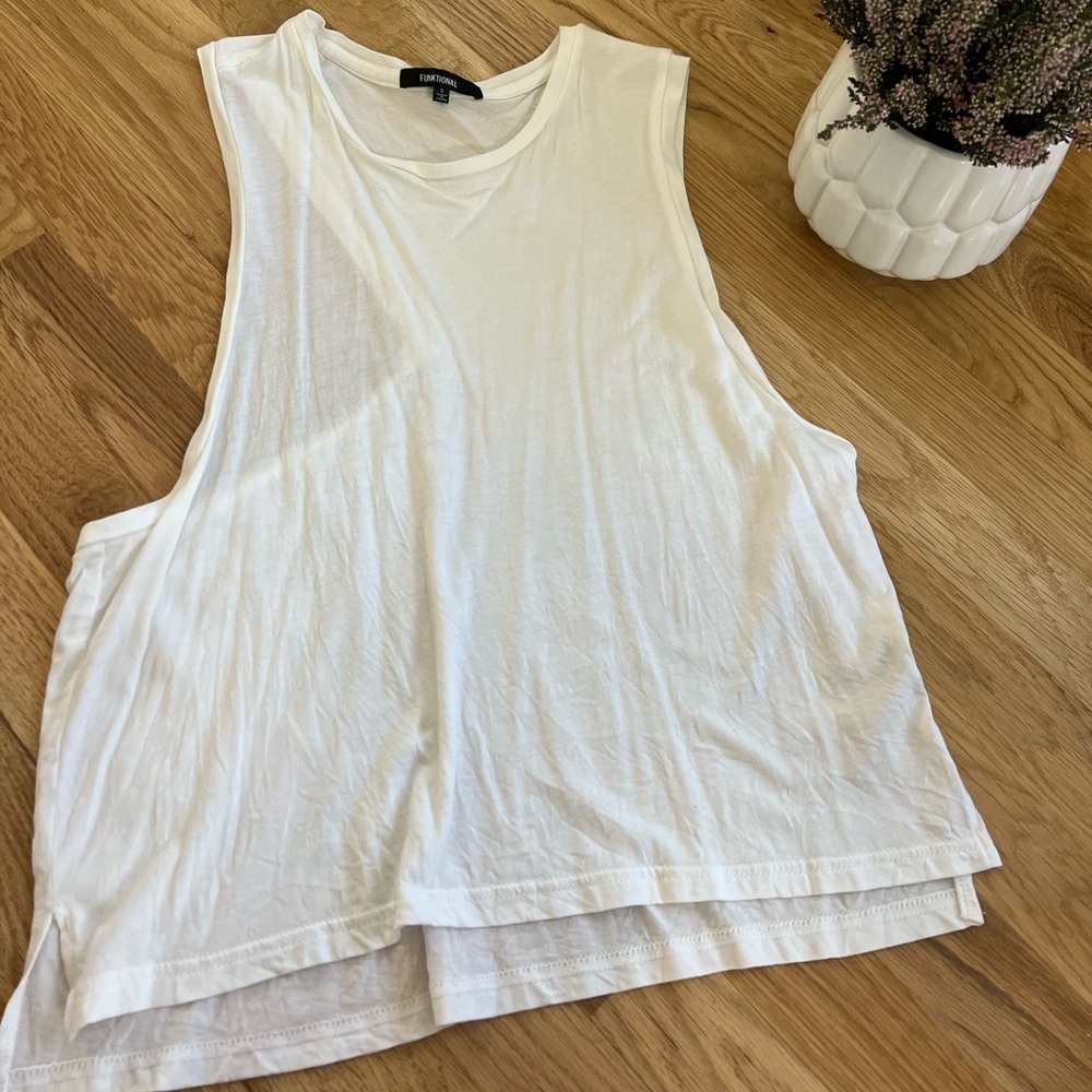 Funktional A symmetrical white tank